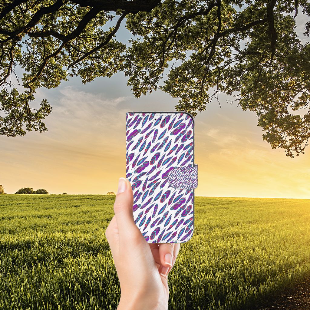 Apple iPhone 13 Telefoon Hoesje Feathers Color, uniek design in hand, prachtige achtergrond van natuur.