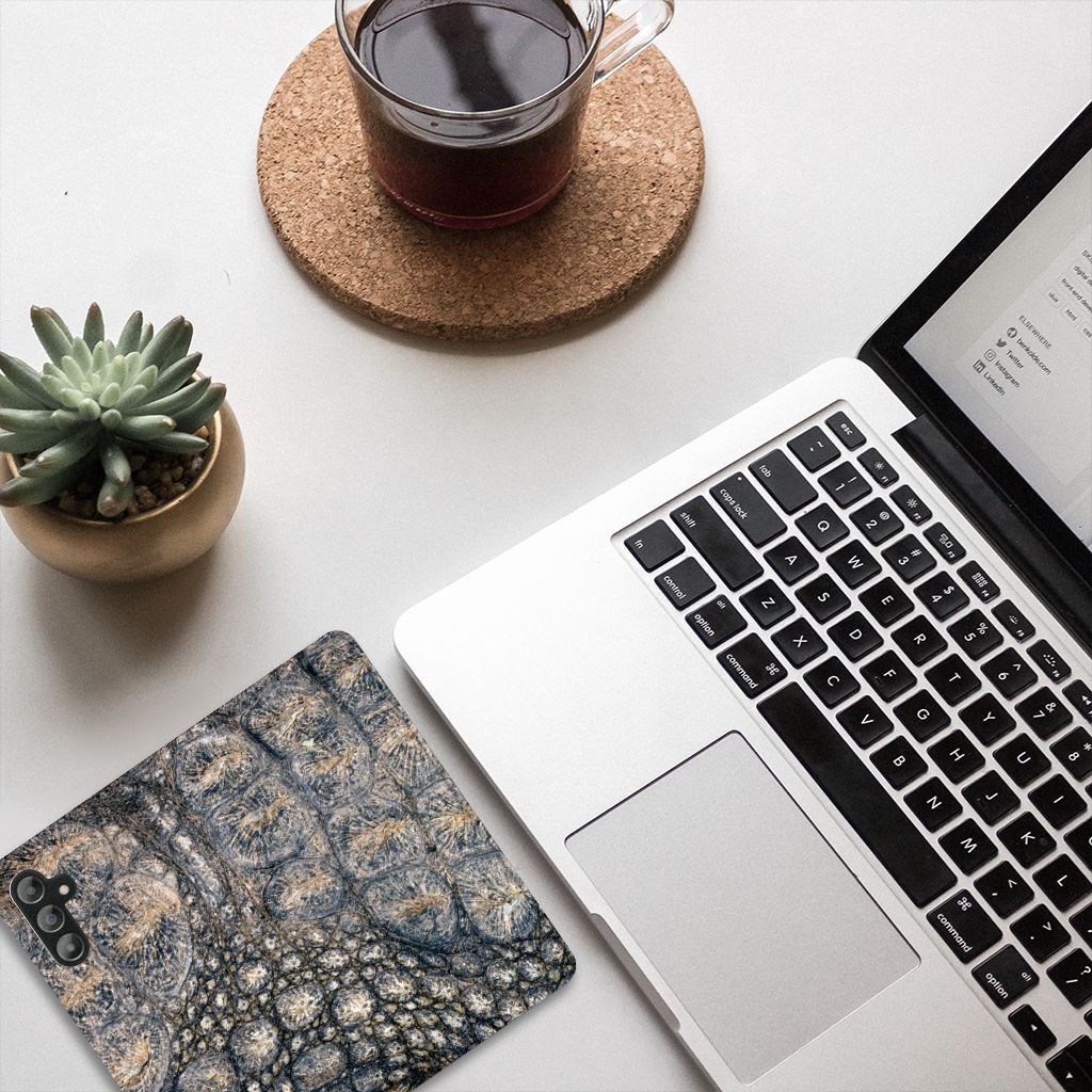 Samsung Galaxy A14 5G Hoesje maken Krokodillenprint op een bureau met een laptop en koffie.