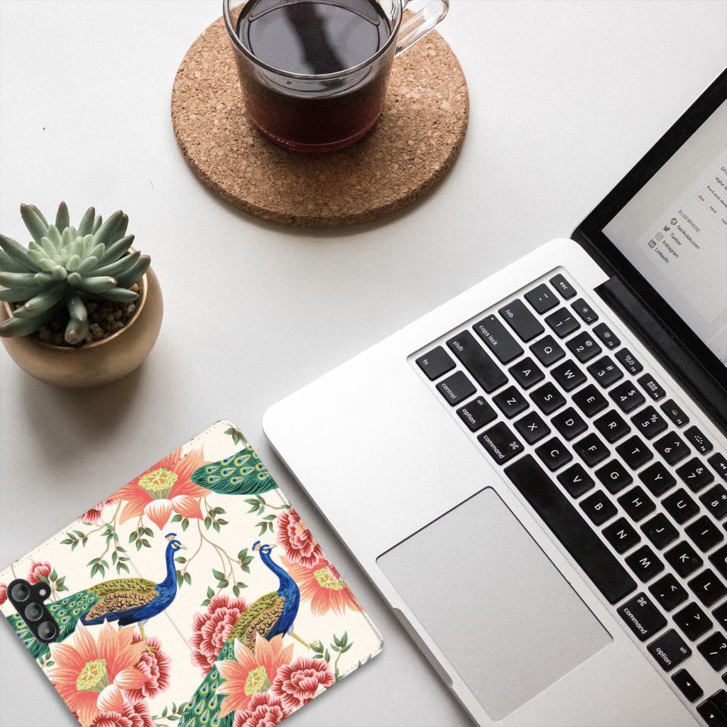 Hoesje maken voor Samsung Galaxy A14 5G Pink Peacock op een bureau met een laptop en een plant.