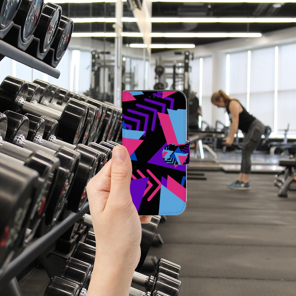 iPhone 13 Pro Book Case Funky Triangle met kleurrijk geometrisch design in fitnessomgeving.