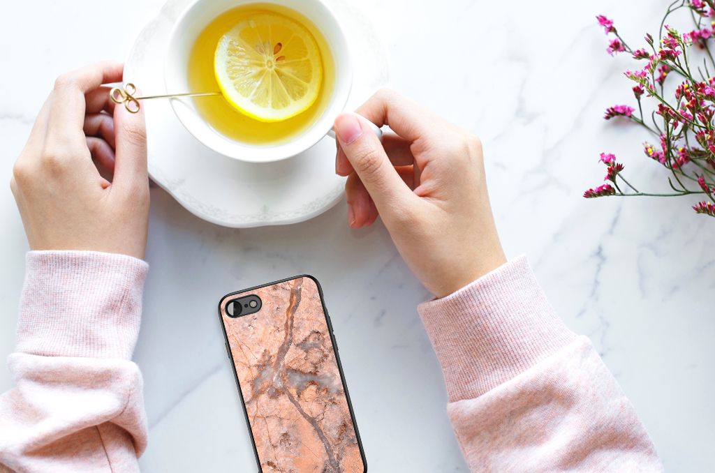 iPhone SE 2022 | SE 2020 | 7/8 Marmeren Print Telefoonhoesje Marmer Oranje naast een beker thee met citroen.