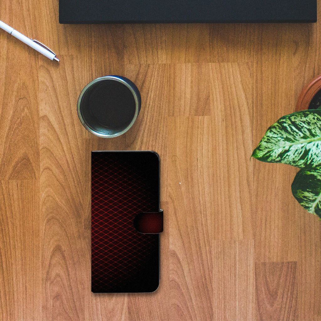 OnePlus Nord CE 3 Lite Telefoon Hoesje Geruit Rood op een houten tafel met een glas en planten.