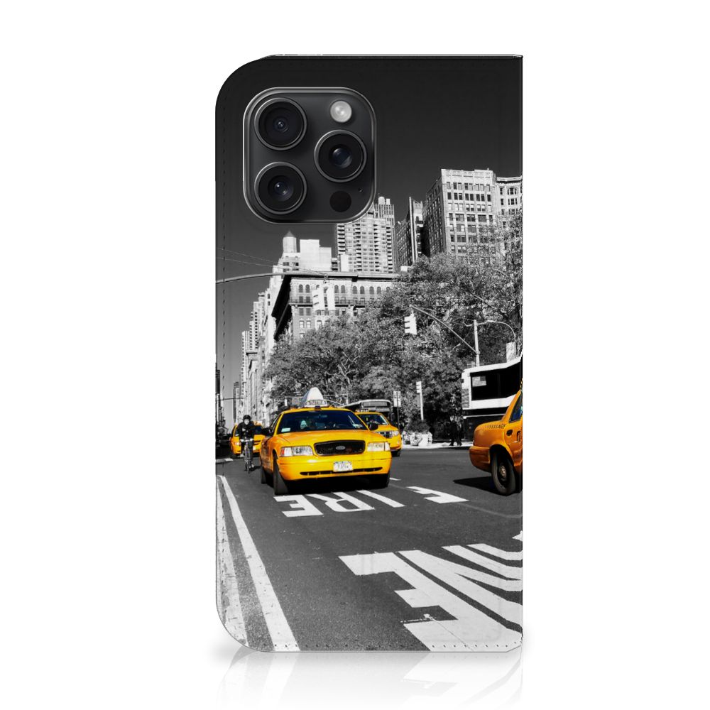 iPhone 15 Pro Max Book Cover New York Taxi met een iconische gele taxi in een stadsomgeving.
