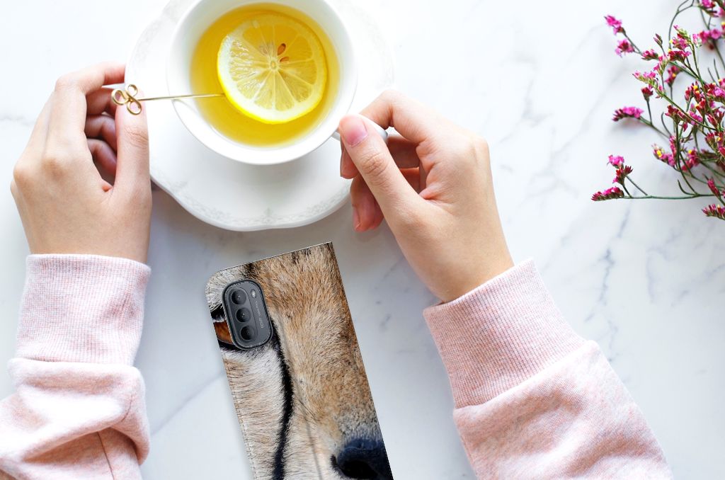 Motorola Moto G31 | G41 Hoesje maken Cheetah op een tafel met thee en citroen.