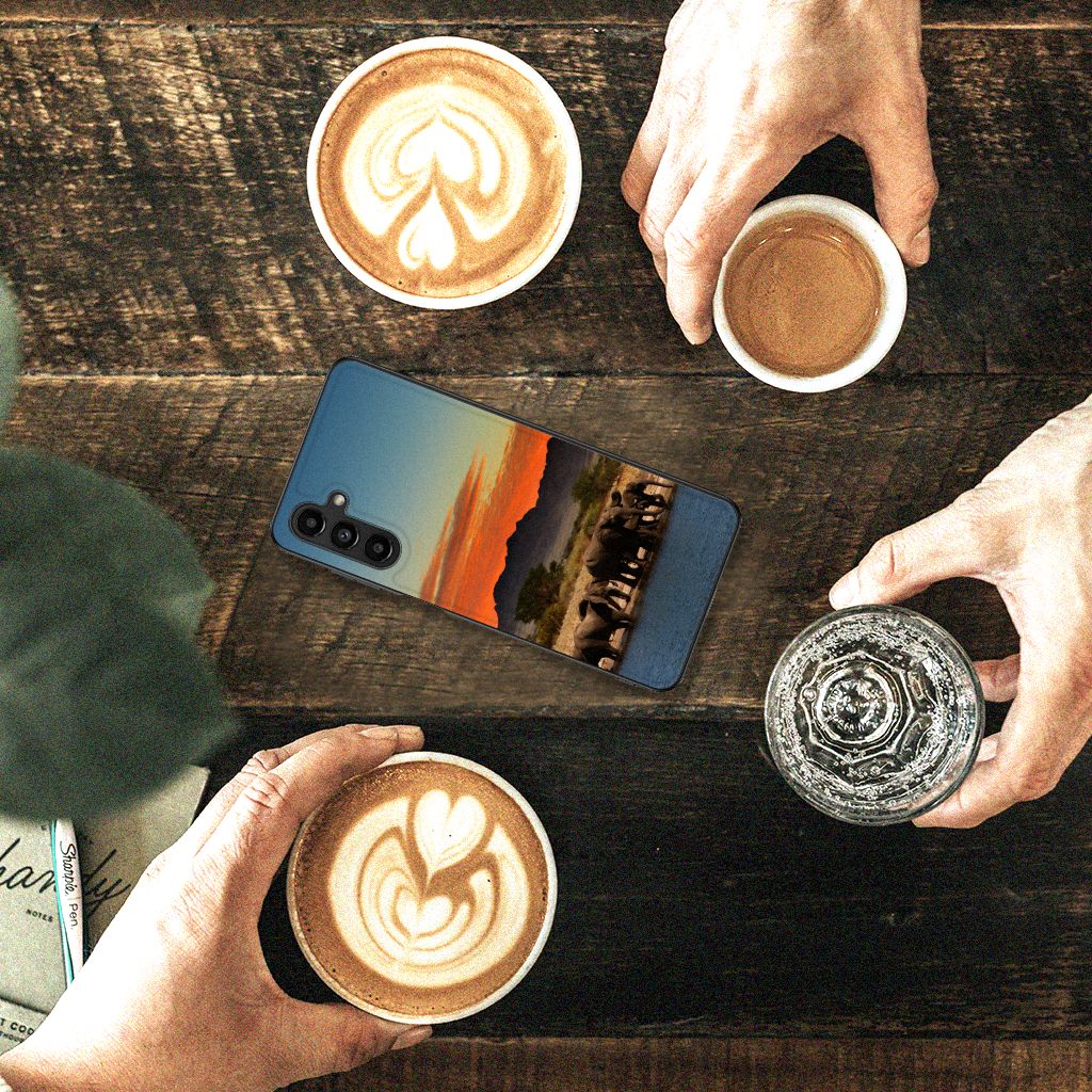 Samsung Galaxy A14 5G Dierenprint Telefoonhoesje Olifanten op tafel met koffie en waterglazen.