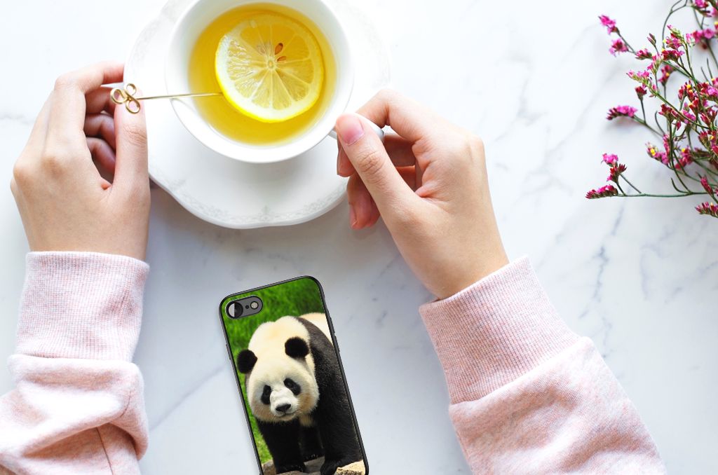 iPhone SE 2022 | SE 2020 | 7/8 Dierenprint Telefoonhoesje Panda met schattige panda in handen van een persoon.