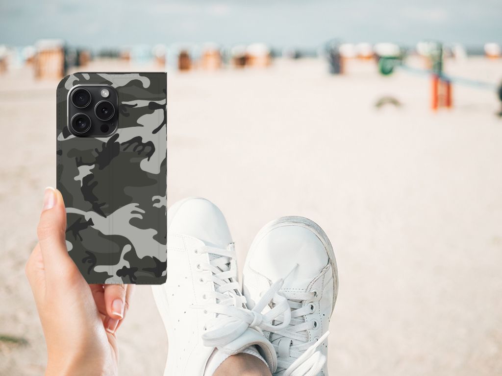 iPhone 15 Pro Hoesje met Magneet Army Light in camouflage print op het strand met sneakers.