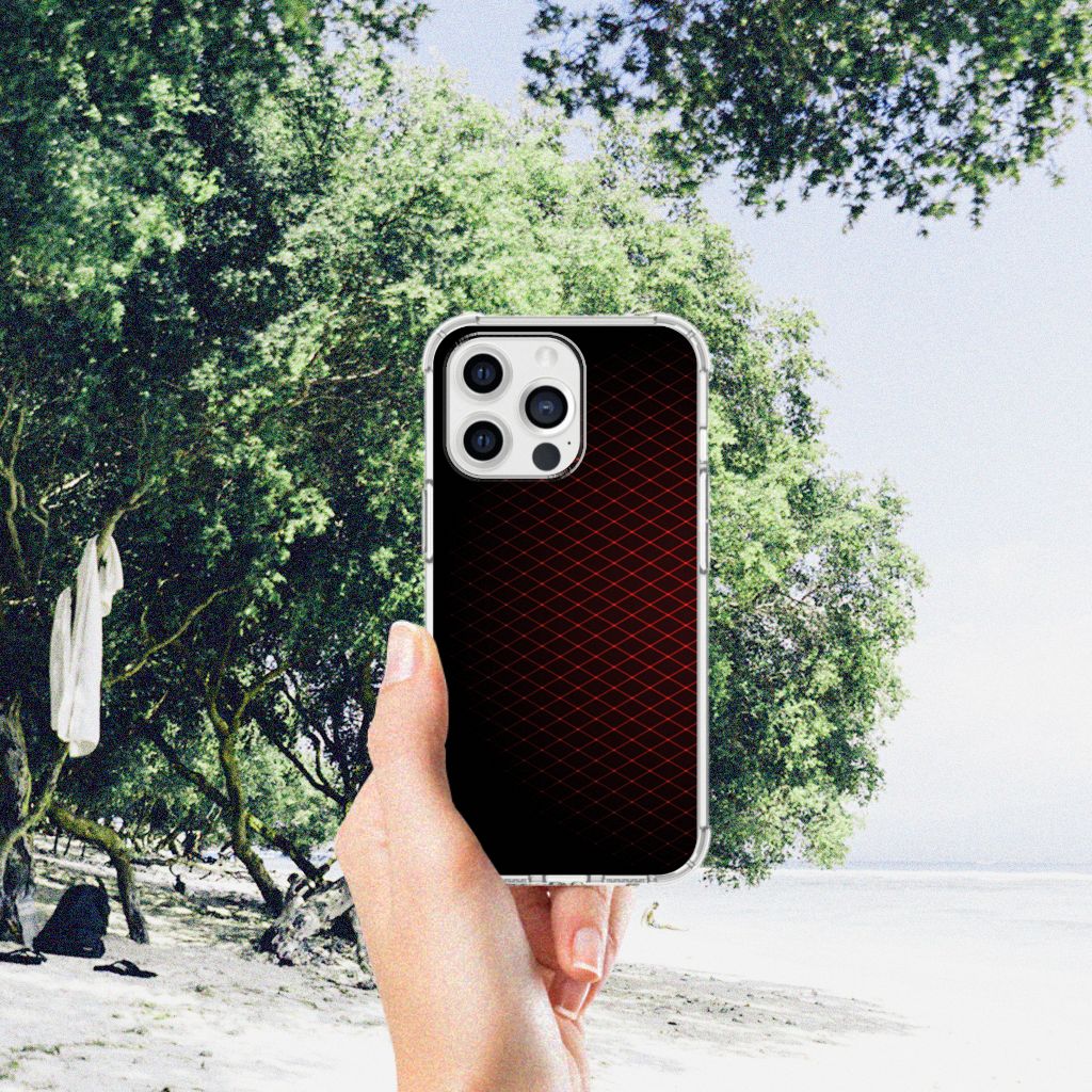 iPhone 13 Pro Max Doorzichtige Silicone Hoesje Geruit Rood op een strand met groene bomen op de achtergrond.