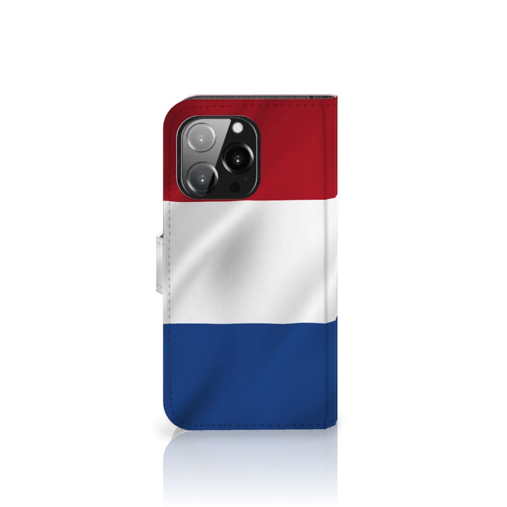 iPhone 13 Pro Bookstyle Case Nederlandse Vlag met artistiek ontwerp van de Nederlandse vlag.