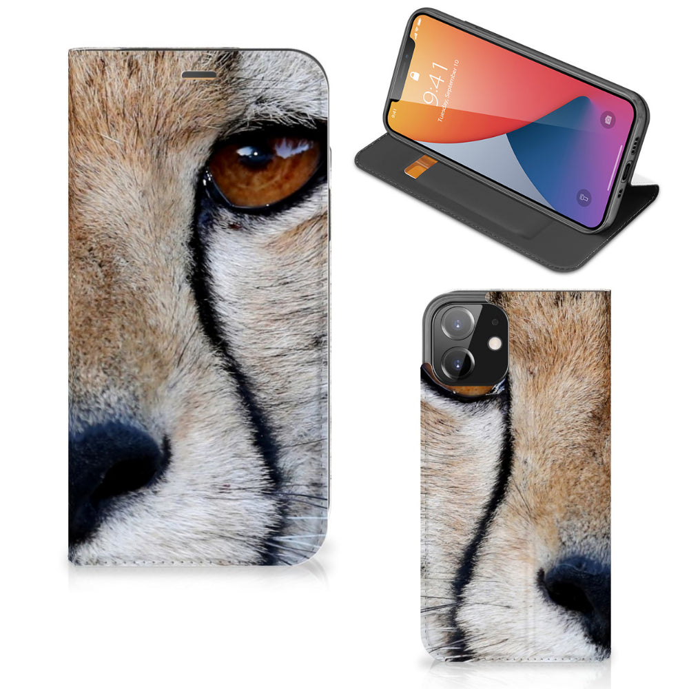iPhone 12 | iPhone 12 Pro Hoesje maken Cheetah met close-up van een jachtluipaard op een stand case.