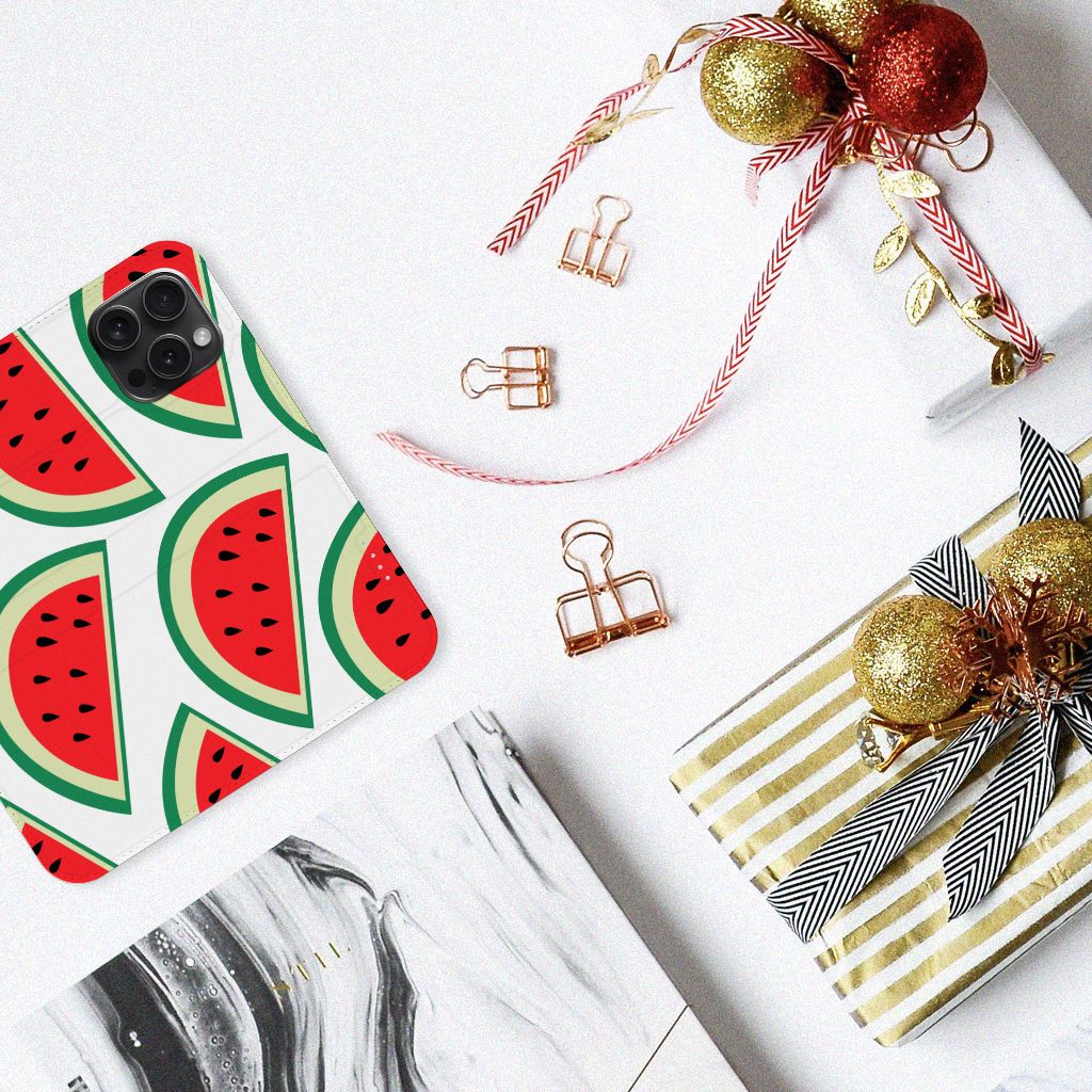 iPhone 15 Pro Flip Style Cover Watermelons met levendige watermeloenprint op een stijlvolle achtergrond.