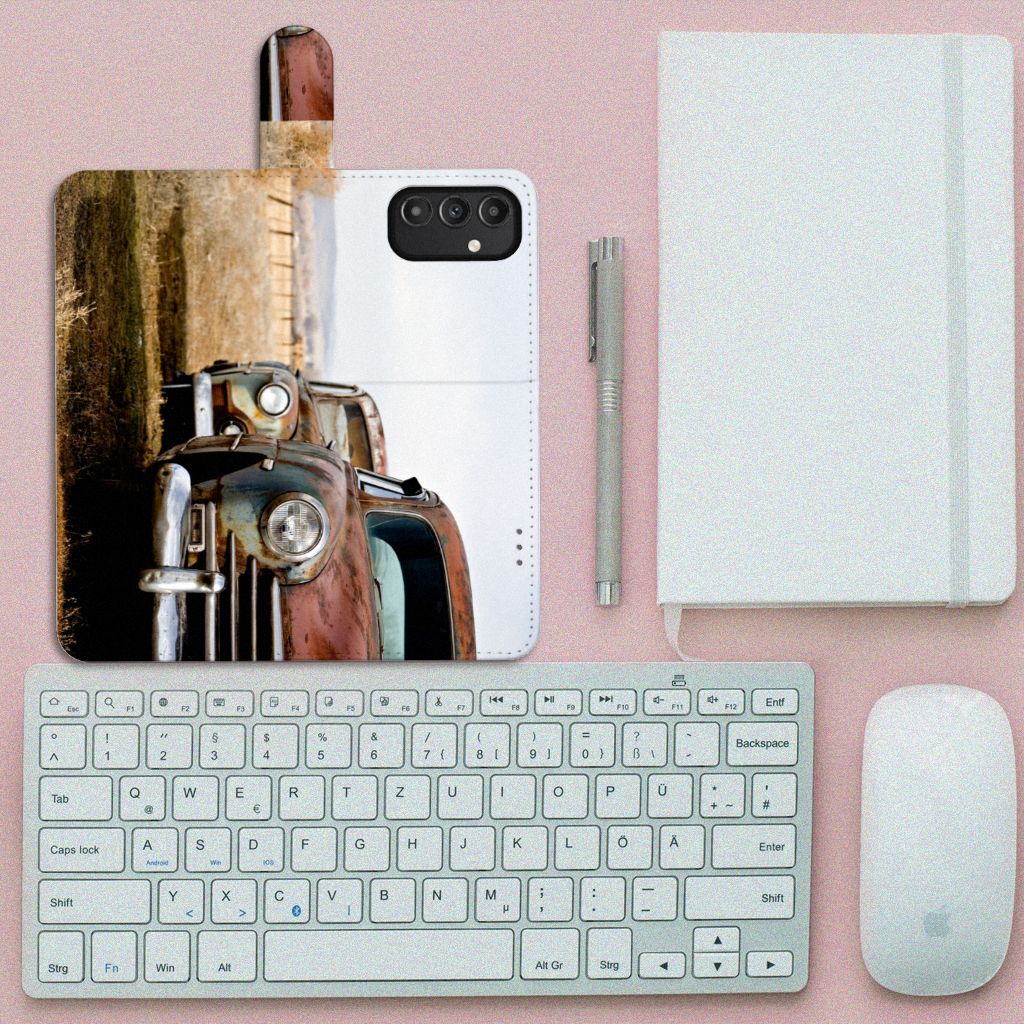 Samsung Galaxy A14 5G Telefoonhoesje met foto Vintage Auto op een bureau met toetsenbord en notitieboek.