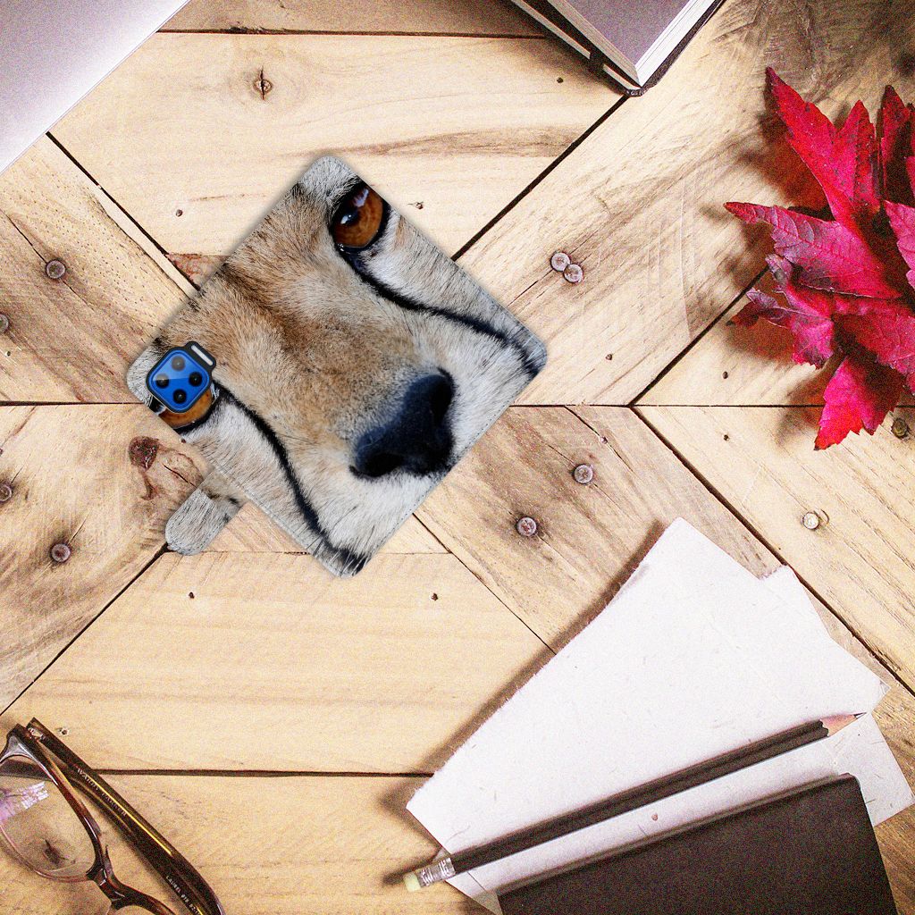 Motorola Moto G 5G Plus Telefoonhoesje met Pasjes Cheetah close-up op houten tafel met accessoires