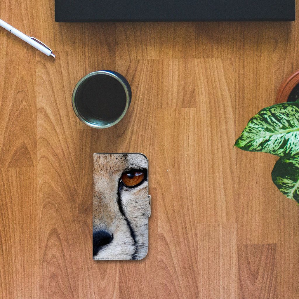 iPhone 13 Mini Telefoonhoesje met Pasjes Cheetah met close-up van een cheeta op houten oppervlak.