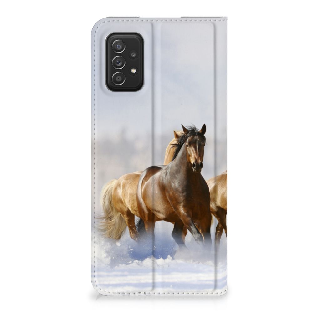 Samsung Galaxy A03s Hoesje maken Paarden met een afbeelding van rijdende paarden in de sneeuw.