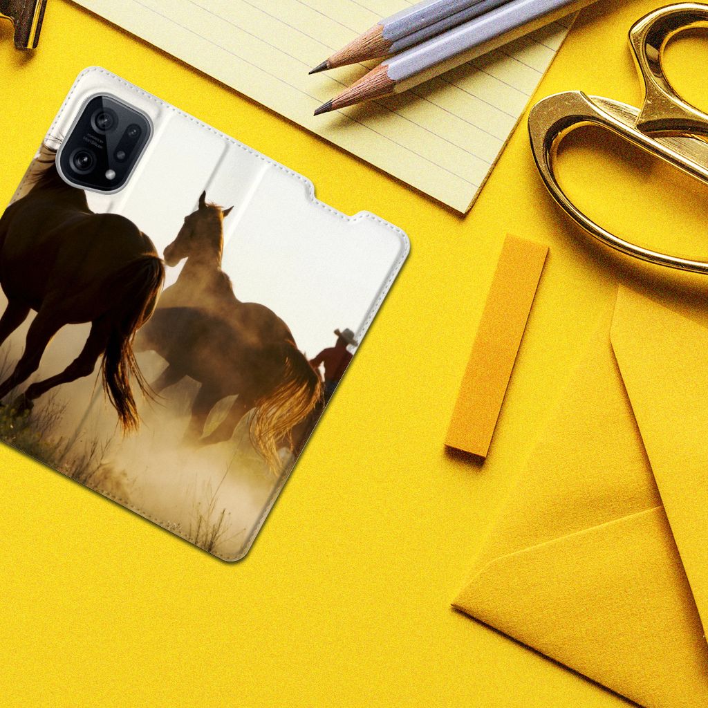 OPPO Find X5 Hoesje maken Design Cowboy met paarden op een gele achtergrond met kantoorbenodigdheden.