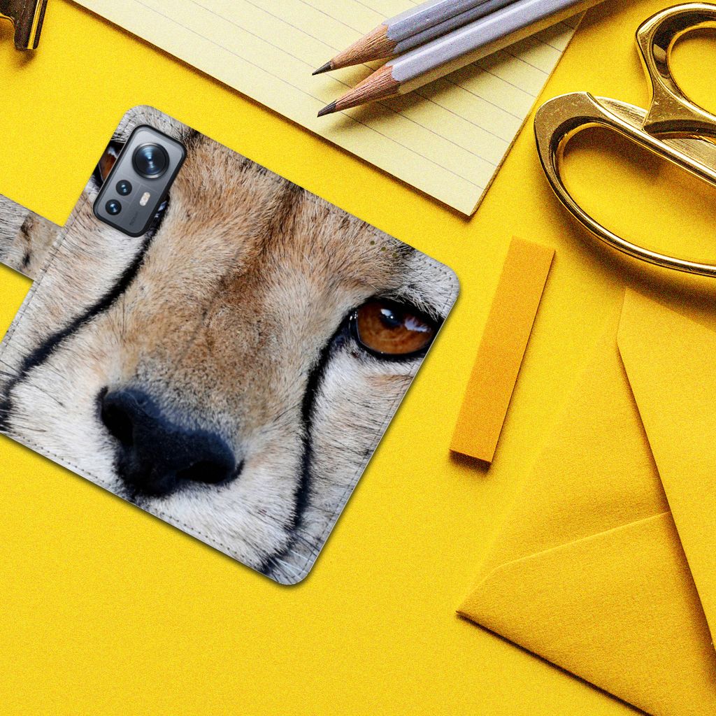 Xiaomi 12 | 12X Telefoonhoesje met Pasjes Cheetah met close-up van cheeta op gele achtergrond.
