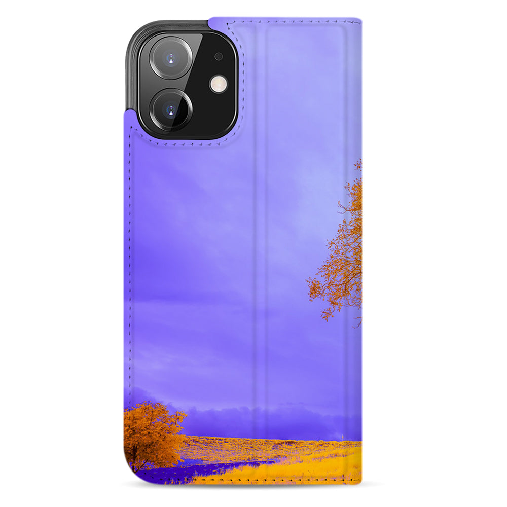 Achterzijde van de dichte iPhone 12 Mini standcase met camera-uitsparing voor twee lenzen en een paars-oranje voorbeeld