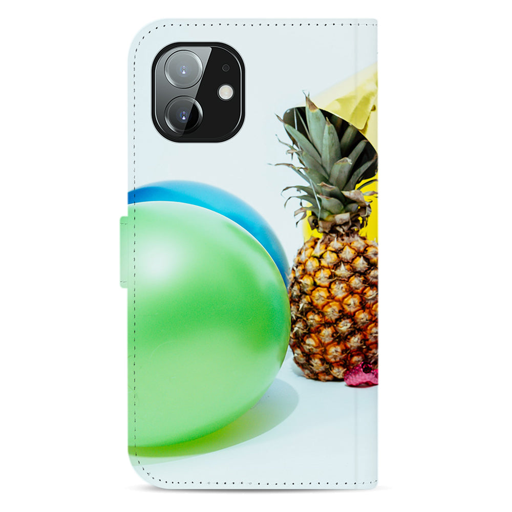 Achterkant van de iPhone 12 Mini bookcase: groene bal en ananas naast de vierkante camera-uitsparing