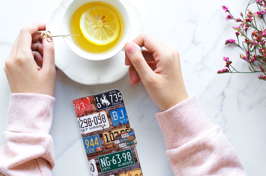 Samsung Galaxy A14 5G Telefoonhoesje met foto Kentekenplaten laten zien met een kopje thee.