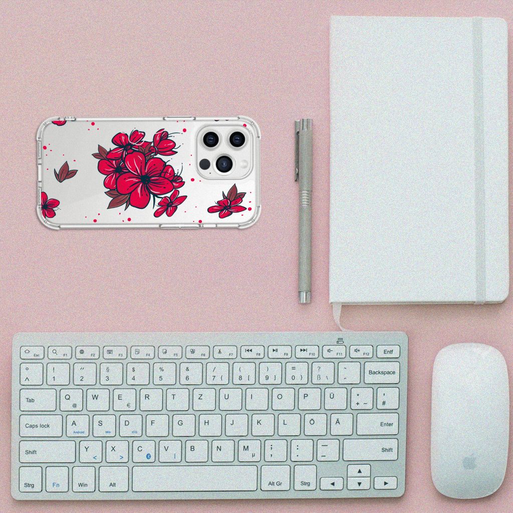 iPhone 13 Pro Max Case Blossom Red met rode bloesem op een bureau met toetsenbord en notitieboekje.