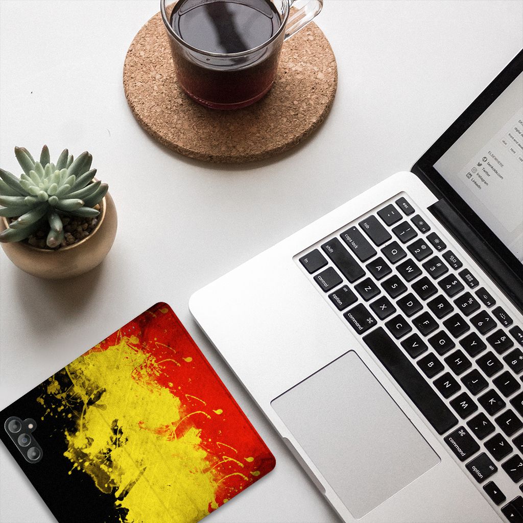 Samsung Galaxy A14 5G Standcase België met Belgische kleuren op een bureau.