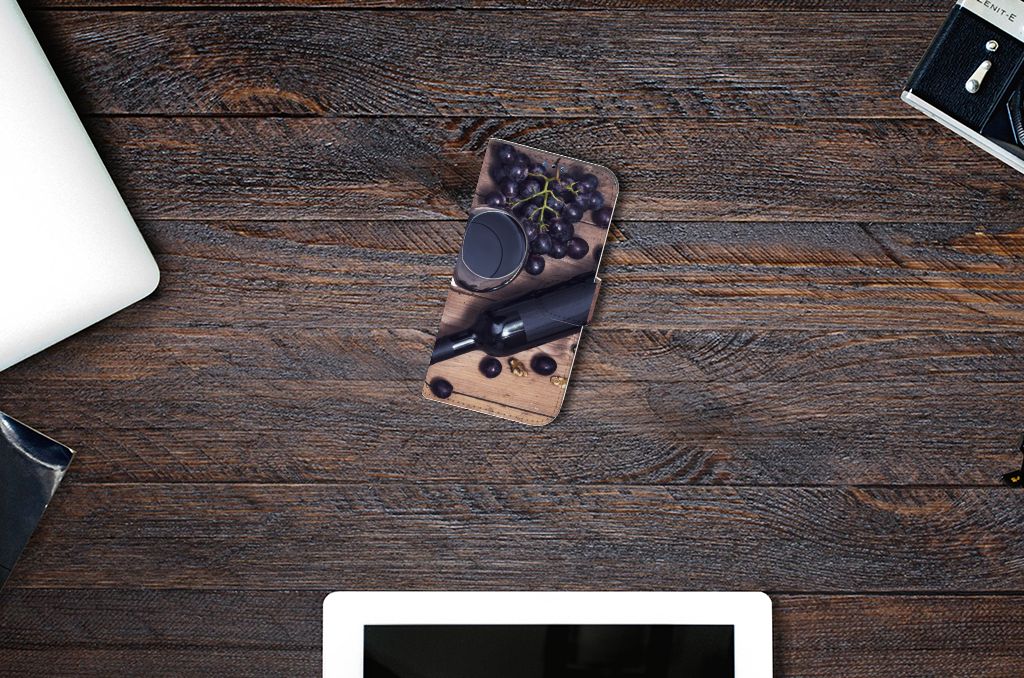 iPhone 14 Pro Book Cover Wijn op een houten tafel met druiven en een wijnfles🍷.