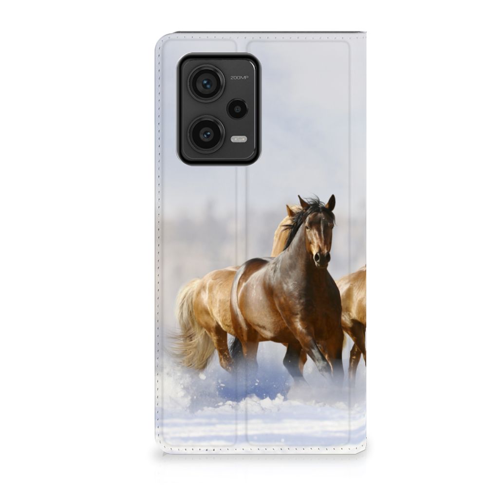 Xiaomi Redmi Note 12 Pro Plus Hoesje maken Paarden met een afbeelding van rennende paarden op een winterse achtergrond.