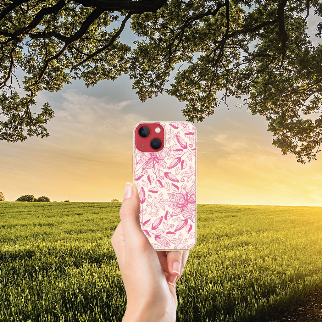 Apple iPhone 13 TPU Case Pink Flowers met een hand in een natuurlijke omgeving tijdens zonsondergang 🌸.