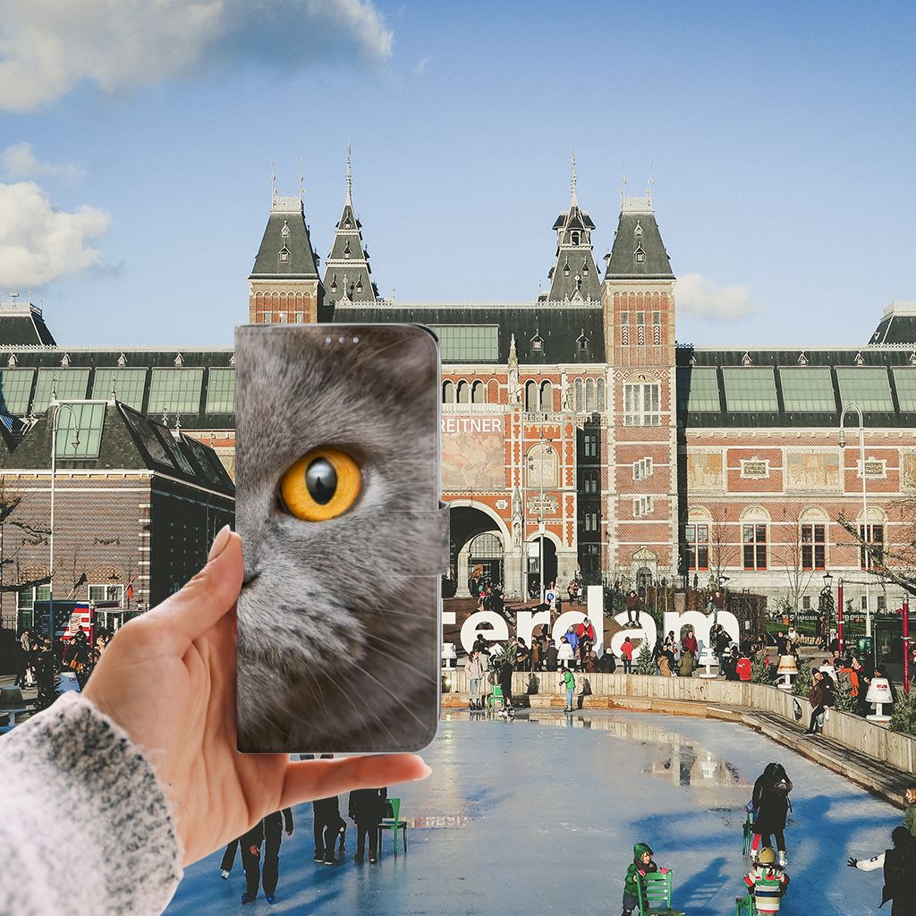 Telefoonhoesje met Pasjes Samsung Galaxy S20 Ultra Britse Korthaar in hand met Amsterdam achtergrond.