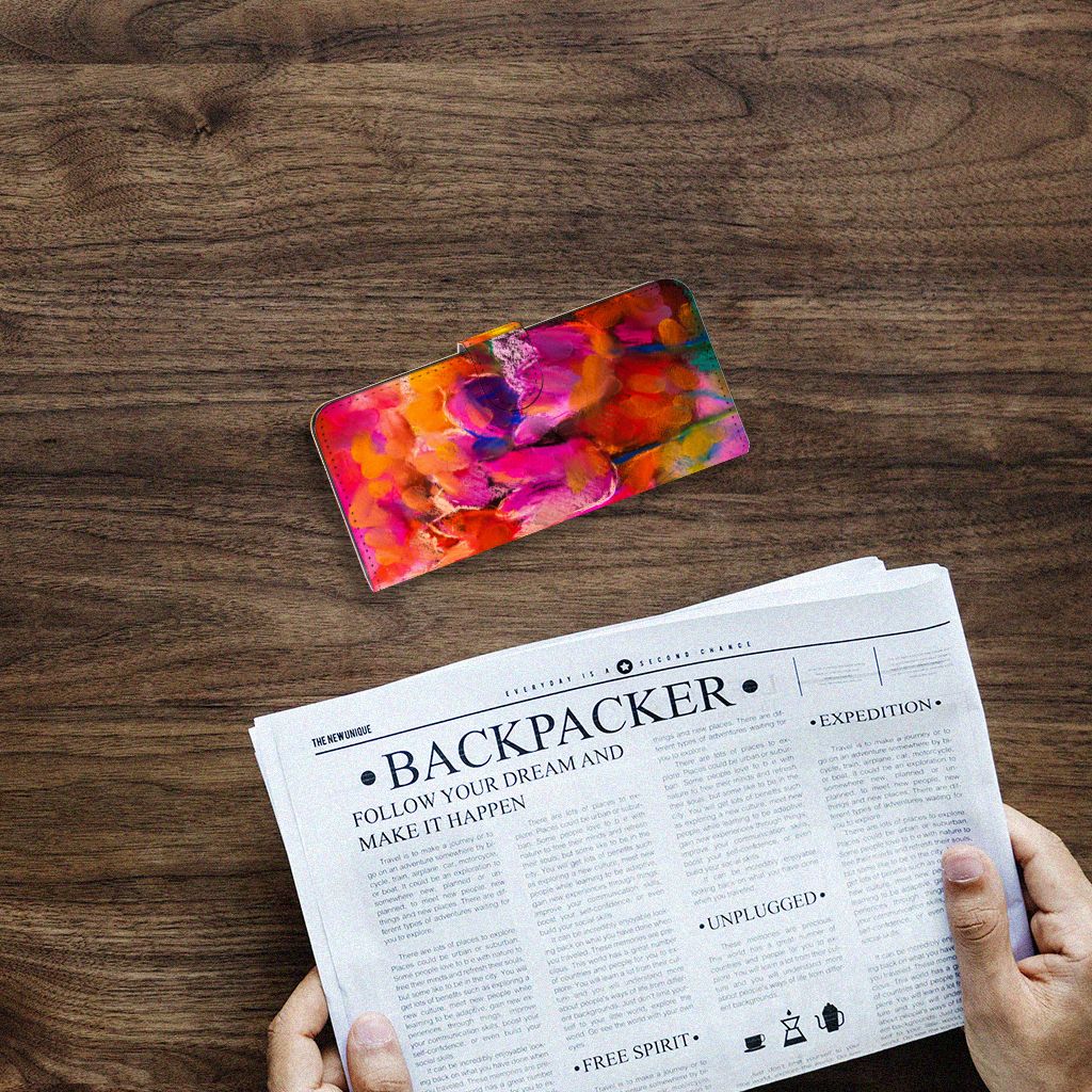 Hoesje Samsung Galaxy A14 4G Tulips op een houten tafel met een krant ernaast.