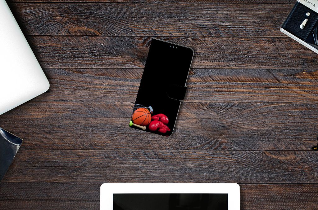 Motorola Moto G9 Plus Wallet Case met Pasjes Sports met sportprint op een houten tafel