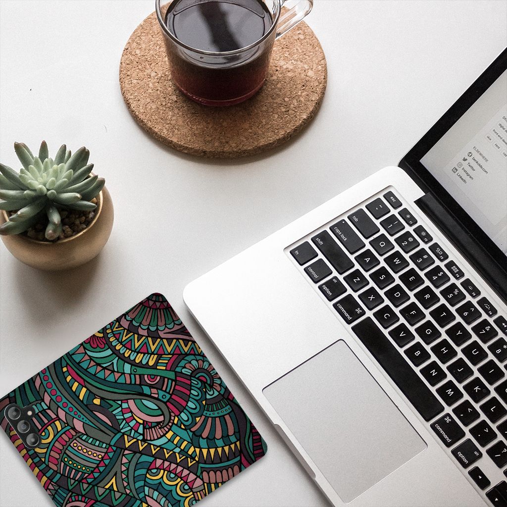 Samsung Galaxy A14 5G Hoesje met Magneet Aztec op bureau met plant en laptop.