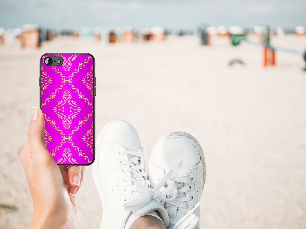 Back Cover iPhone SE 2022 | SE 2020 | 7/8 Barok Roze op een hand op het strand met sneakers.