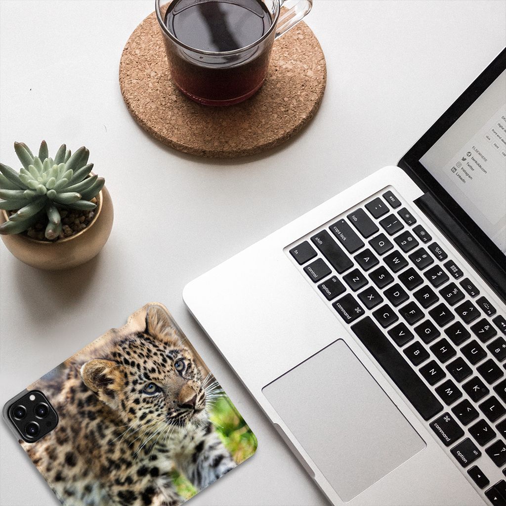 iPhone 13 Pro Max Hoesje maken Baby Luipaard op bureau met laptop en plant 🌿