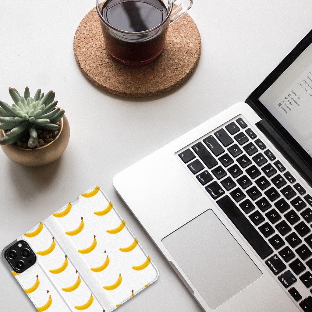 iPhone 13 Pro Max Flip Style Cover Banana met bananenpatroon op bureau naast een laptop en een kopje koffie ☕.