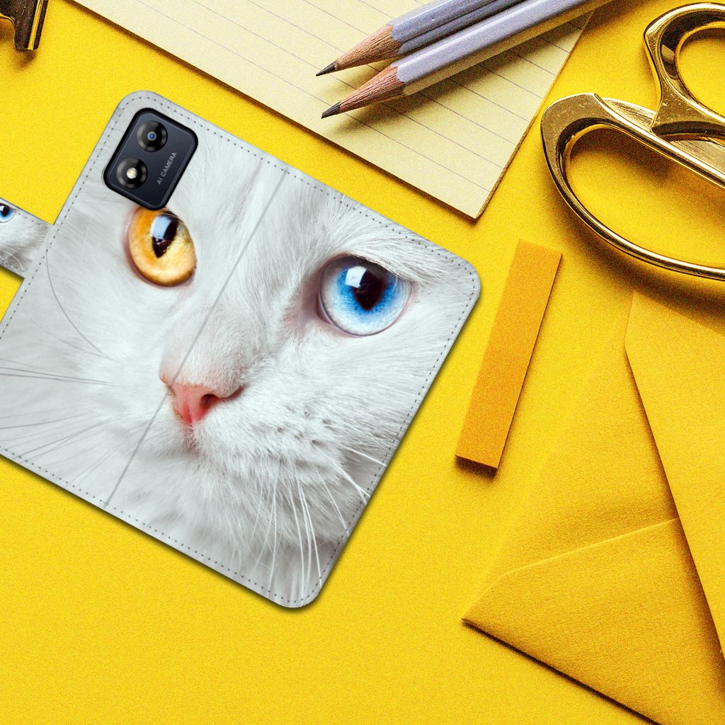Motorola Moto E13 4G Telefoonhoesje met Pasjes Witte Kat