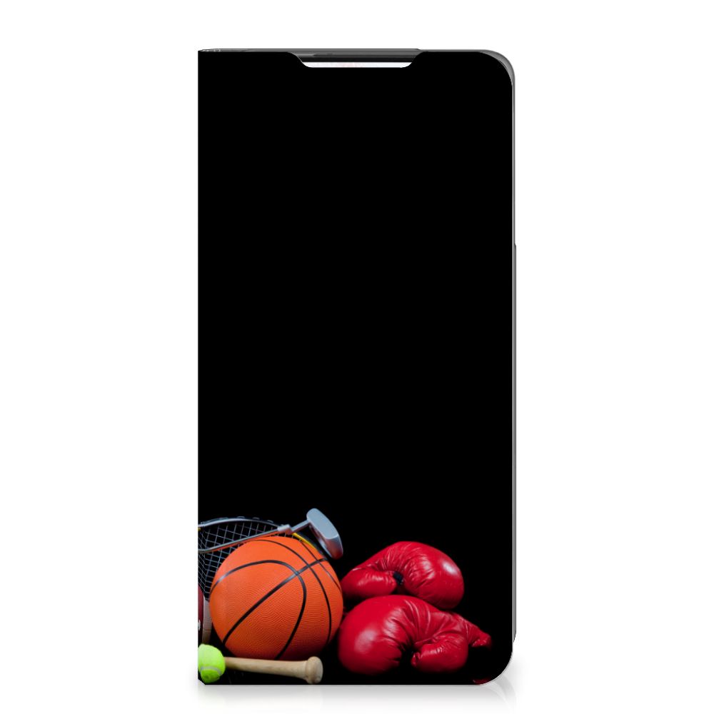 Samsung Galaxy S21 Hippe Standcase Sports met sportafbeeldingen zoals een basketbal en bokshandschoenen.