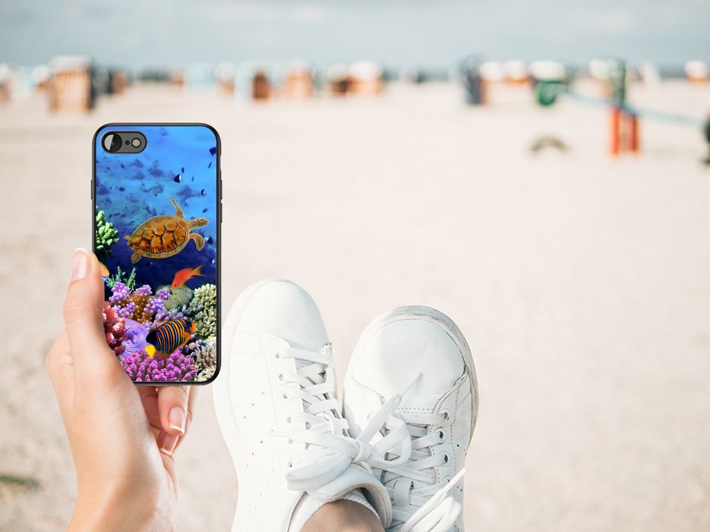 iPhone SE 2022 | SE 2020 | 7/8 Dierenprint Telefoonhoesje Vissen met onderwaterdesign in gebruik op het strand