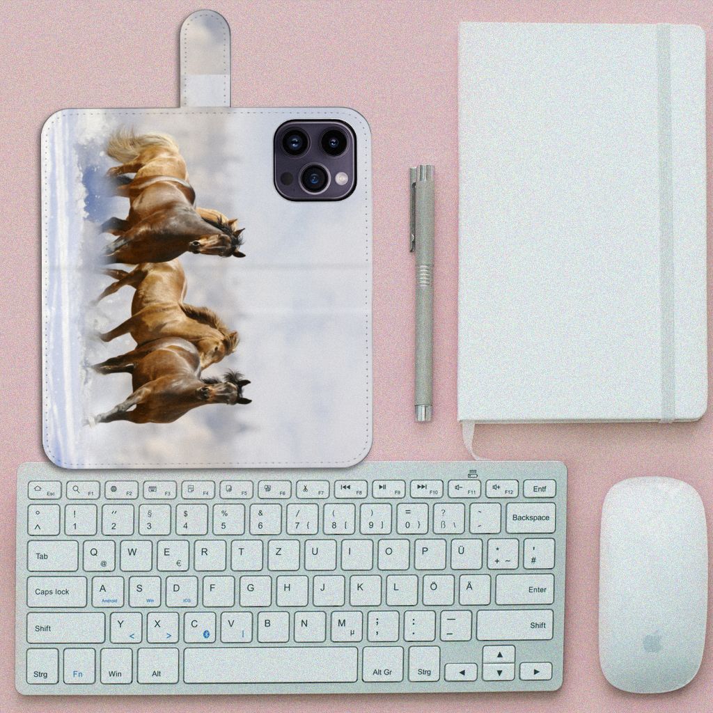 iPhone 15 Pro Max Telefoonhoesje met Pasjes Paarden met een afbeelding van galloperende paarden.