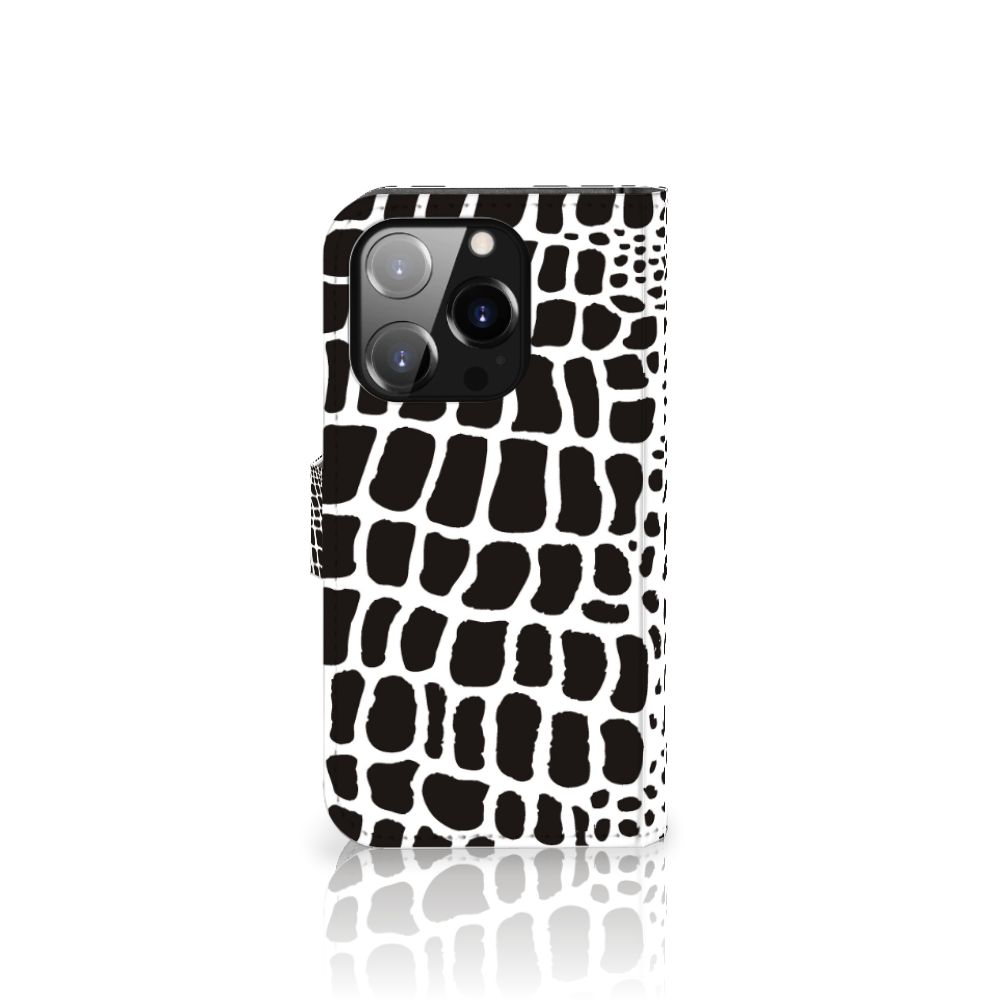 iPhone 14 Pro Telefoonhoesje met Pasjes Slangenprint in zwart en wit met magnetische sluiting