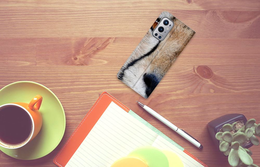 OnePlus 9 Pro Hoesje maken Cheetah met een close-up van een jachtluipaard op een bureau met een koffie en notitieboek.