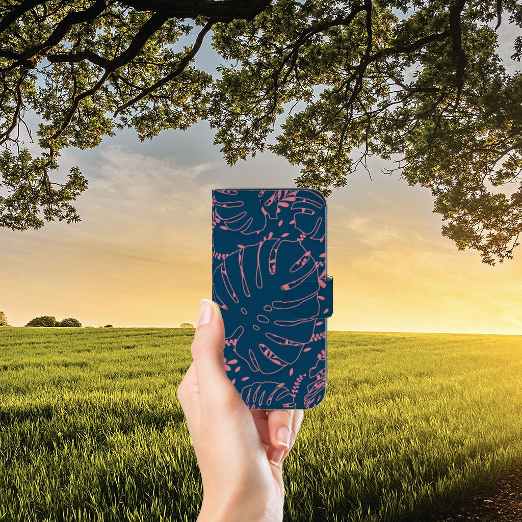 Apple iPhone 13 Hoesje Palm Leaves in hand met palmbladeren design voor een kalme uitstraling 🌴.