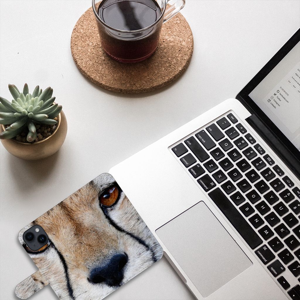iPhone 15 Telefoonhoesje met Pasjes Cheetah op bureau met laptop en plant