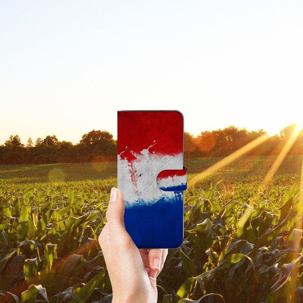 OPPO Reno8 T 4G Bookstyle Case Nederland met artistiek ontwerp van de Nederlandse vlag in een veld.
