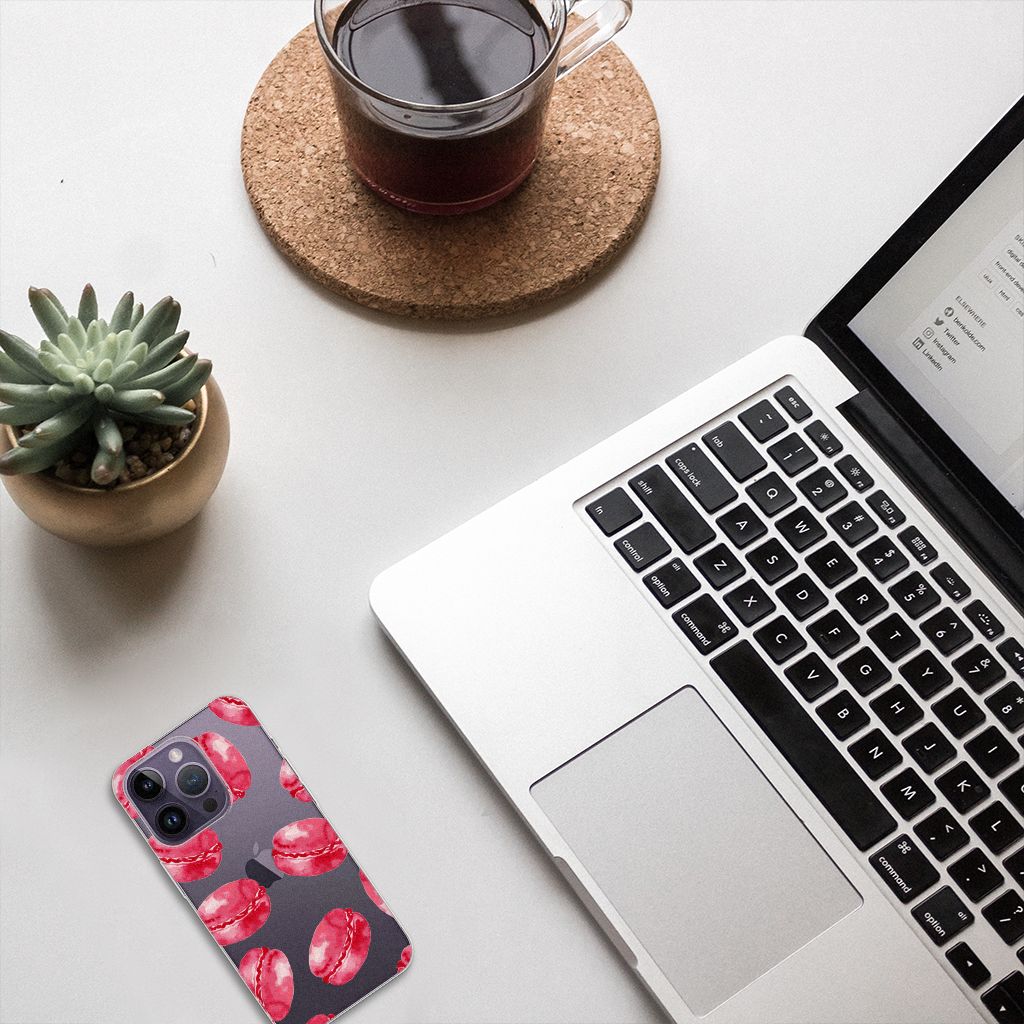 Apple iPhone 14 Pro Siliconen Case Pink Macarons met lippen op een bureau met een laptop en een kop koffie☕.