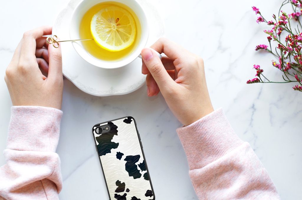 iPhone SE 2022 | SE 2020 | 7/8 Dierenprint Telefoonhoesje Koeienvlekken op een tafel met een kop thee.