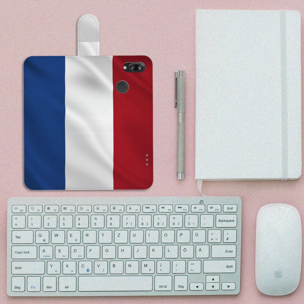 Huawei P20 Lite Bookstyle Case Nederlandse Vlag op een bureau met toetsenbord en notitieboekje.