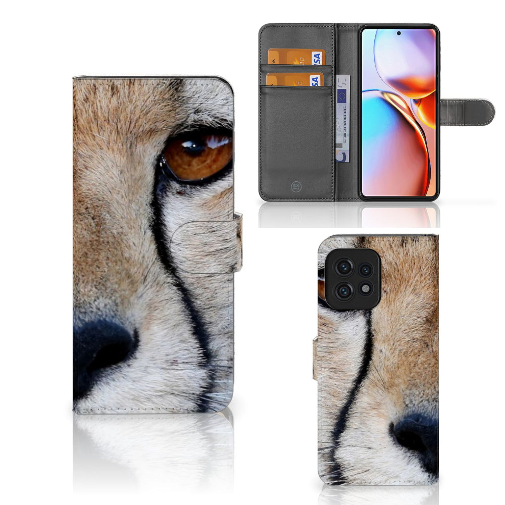 Motorola Edge 40 Pro Telefoonhoesje met Pasjes Cheetah met close-up van cheeta's gezicht en pasjesruimte.