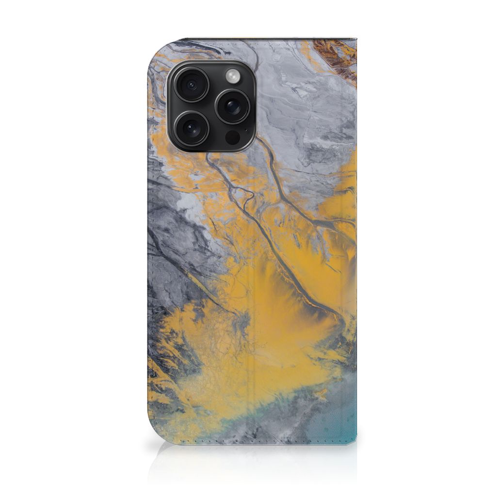 iPhone 15 Pro Max Standcase Marble Blue Gold met prachtig marmerdesign in grijs en goud.